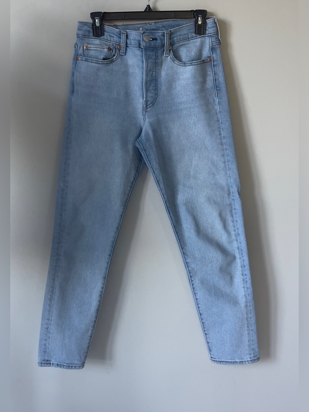 Levi’s Wedgie Fit Women’s light Wash High Rise 5 Pockets Denim Jeans EUC 27